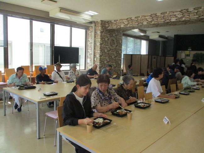 見学の後にみんなでお弁当を食べる様子