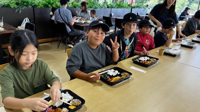 お弁当を食べる子ども達の様子