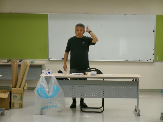 挨拶をする講師