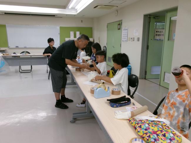 子どもに教える先生