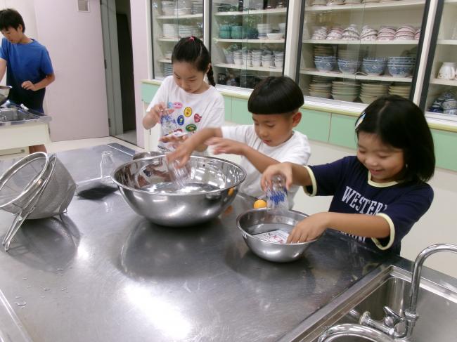 水の実験をする子どもたち