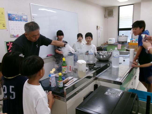 ドライアイスの実験を見学する子どもたち
