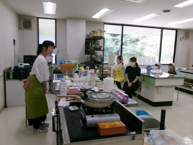 挨拶をする講師