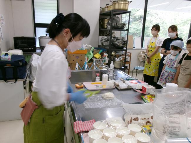 パン作りを実演する講師
