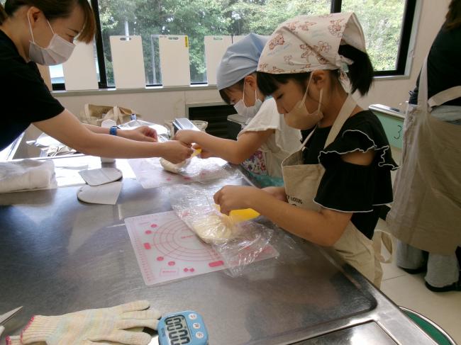 パン生地を分ける作業をする子どもたち