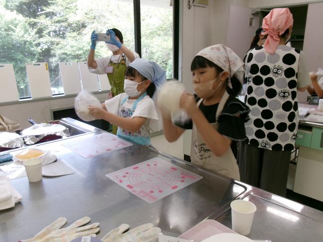 ビニール袋に入れた材料を混ぜる子どもたち
