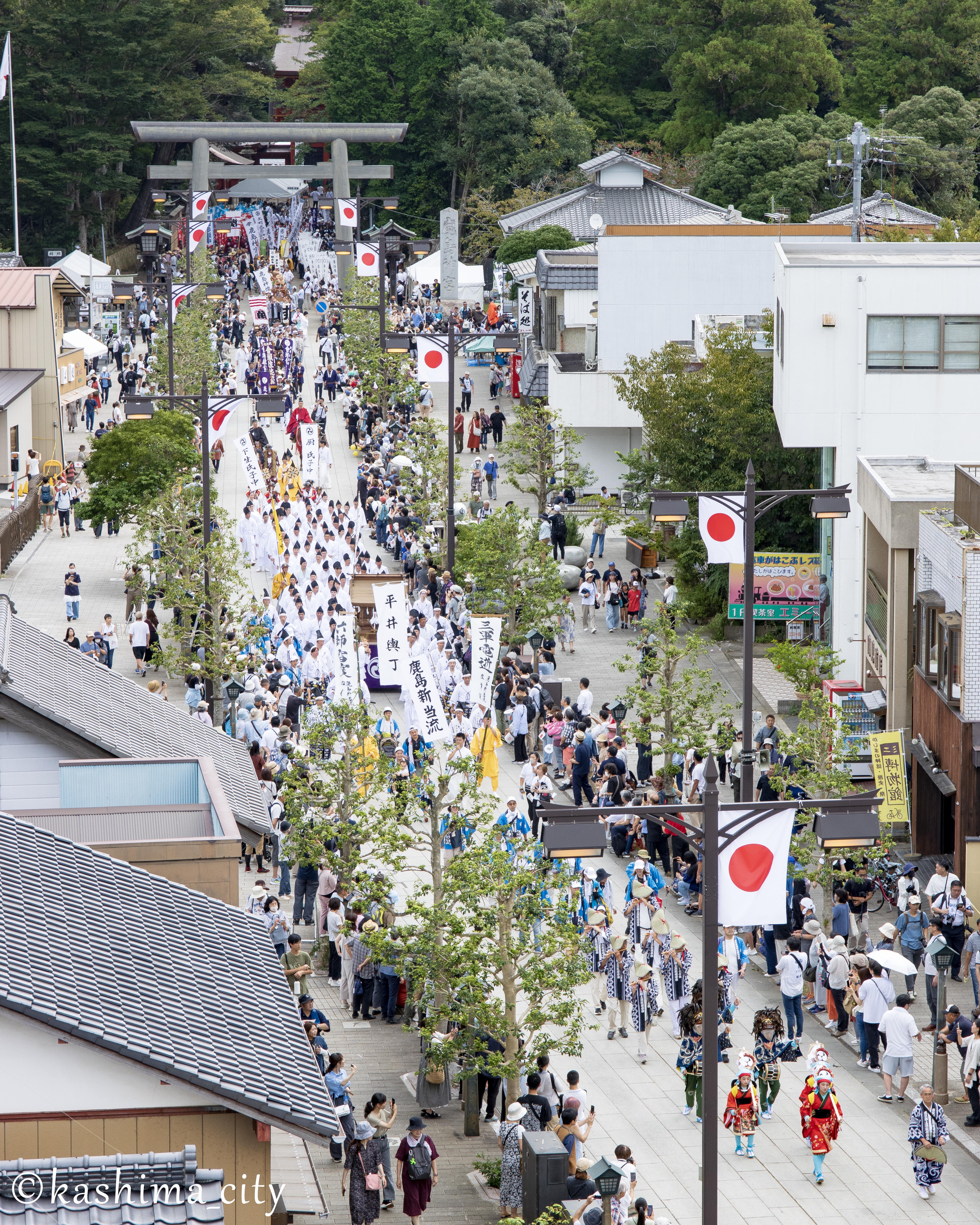 鹿島神宮を出発した行列