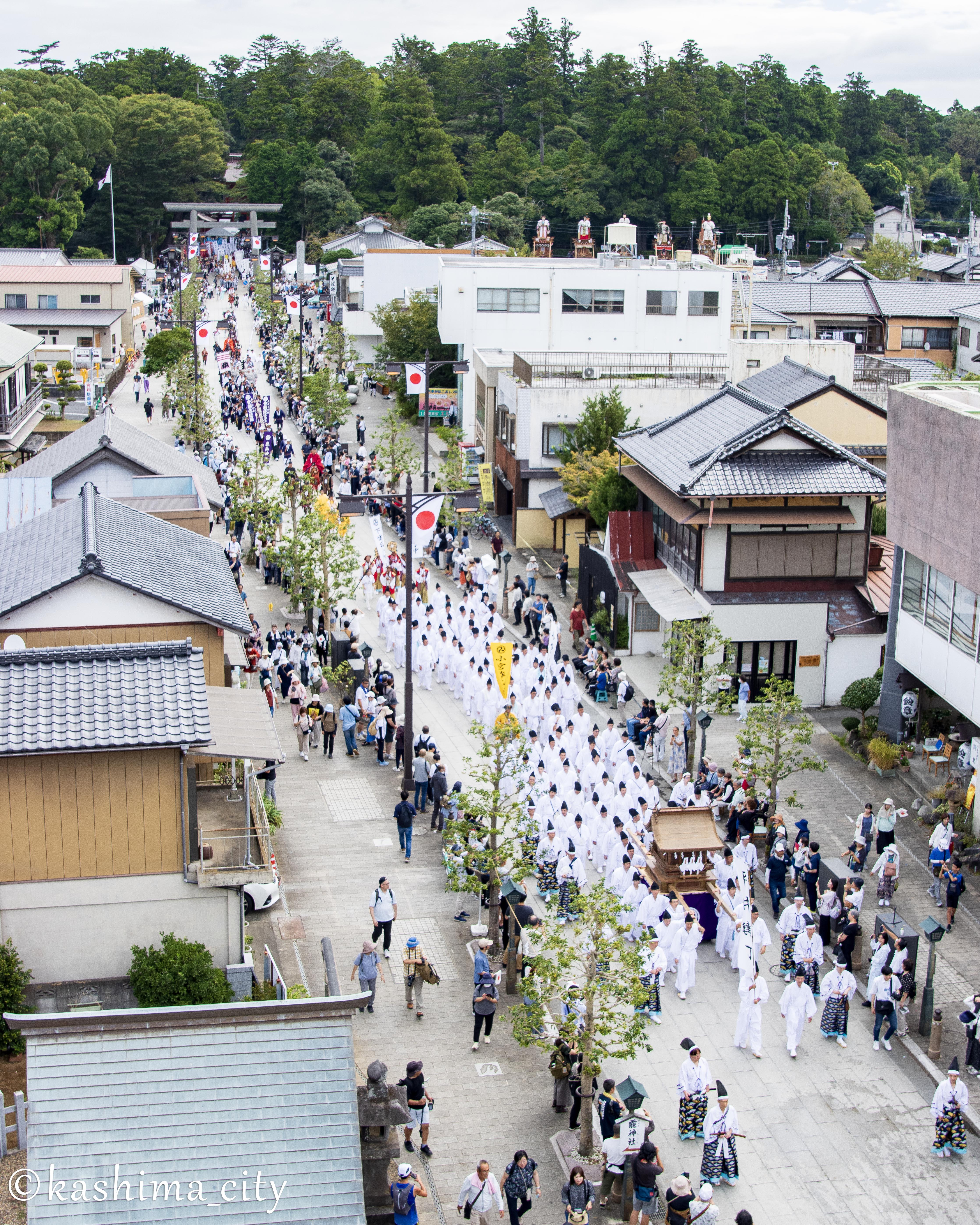 鹿島神宮を出発した行列