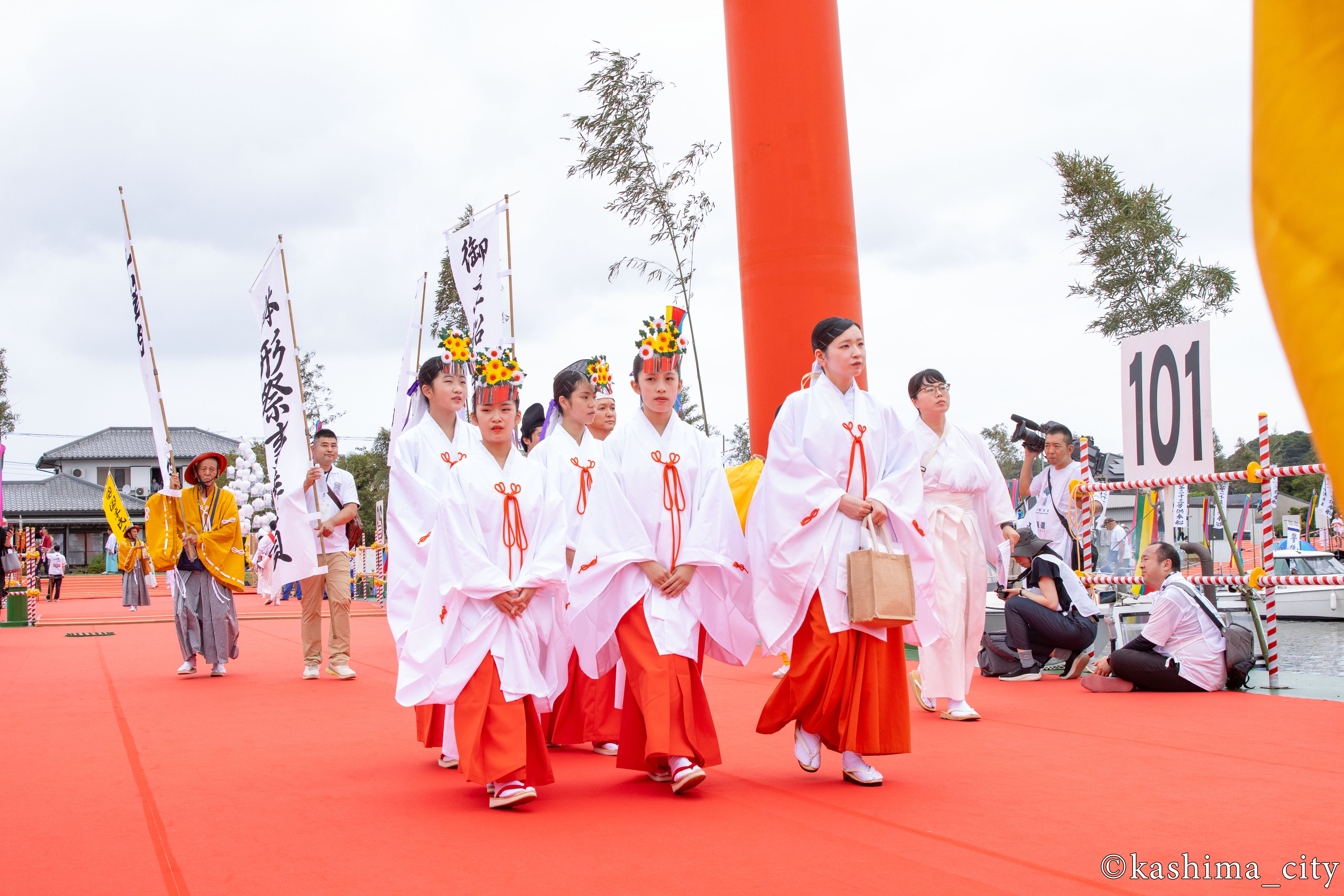 大船津に入る行列