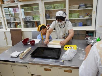 めん棒で小麦粉を伸ばします