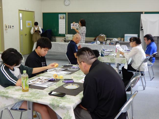 ガラスアートの説明をしている写真
