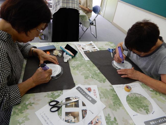 参加者の方達がお皿を削っている写真