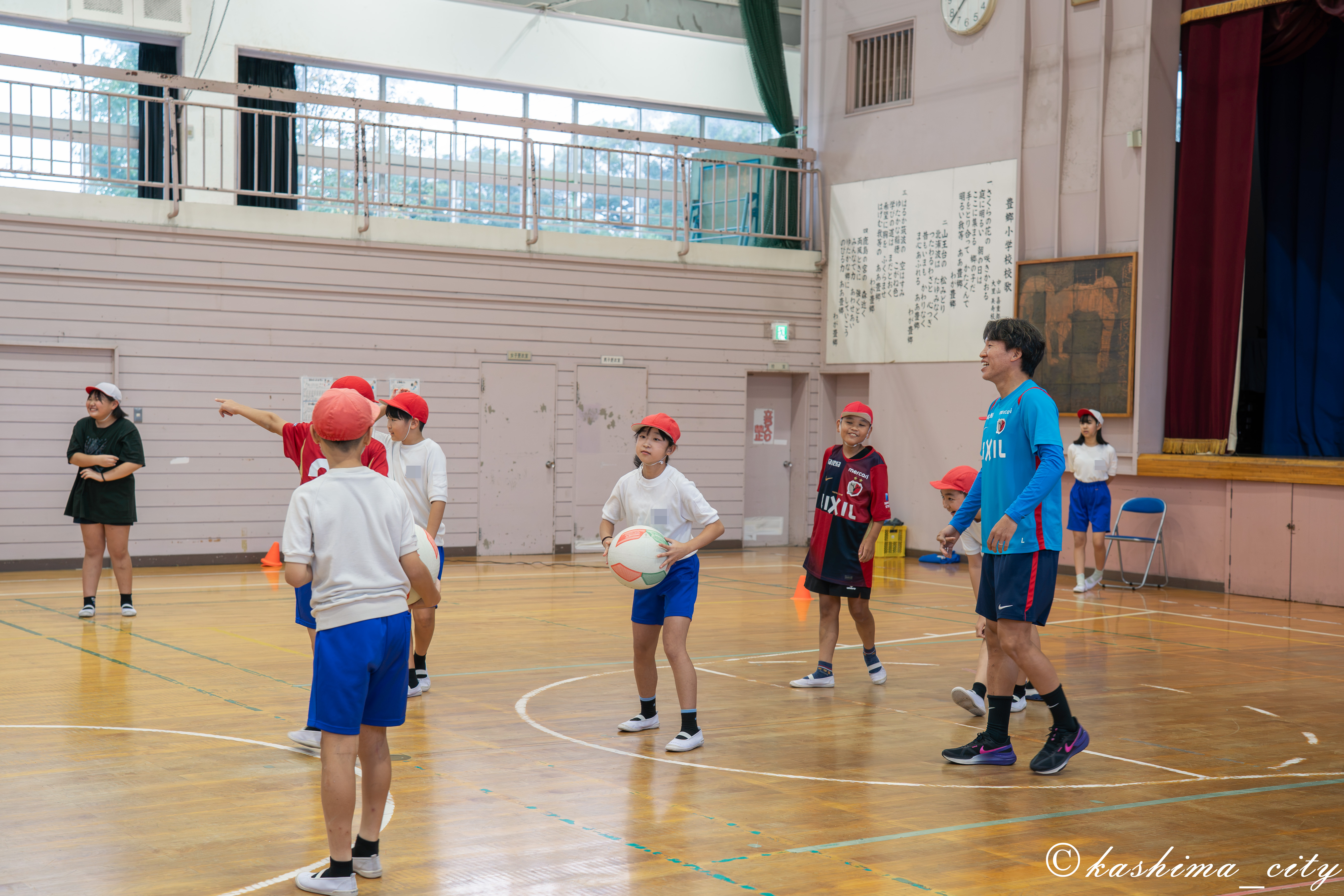 児童とドッジボールを行う広瀬選手