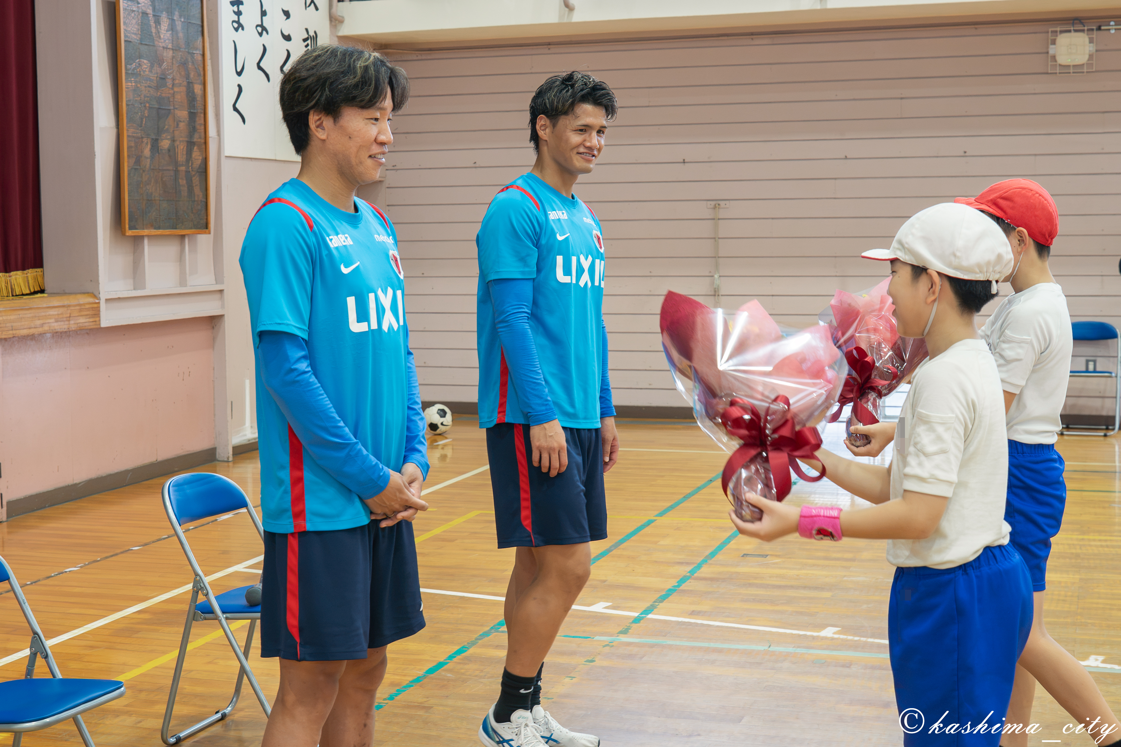児童から花束を贈呈される選手たち