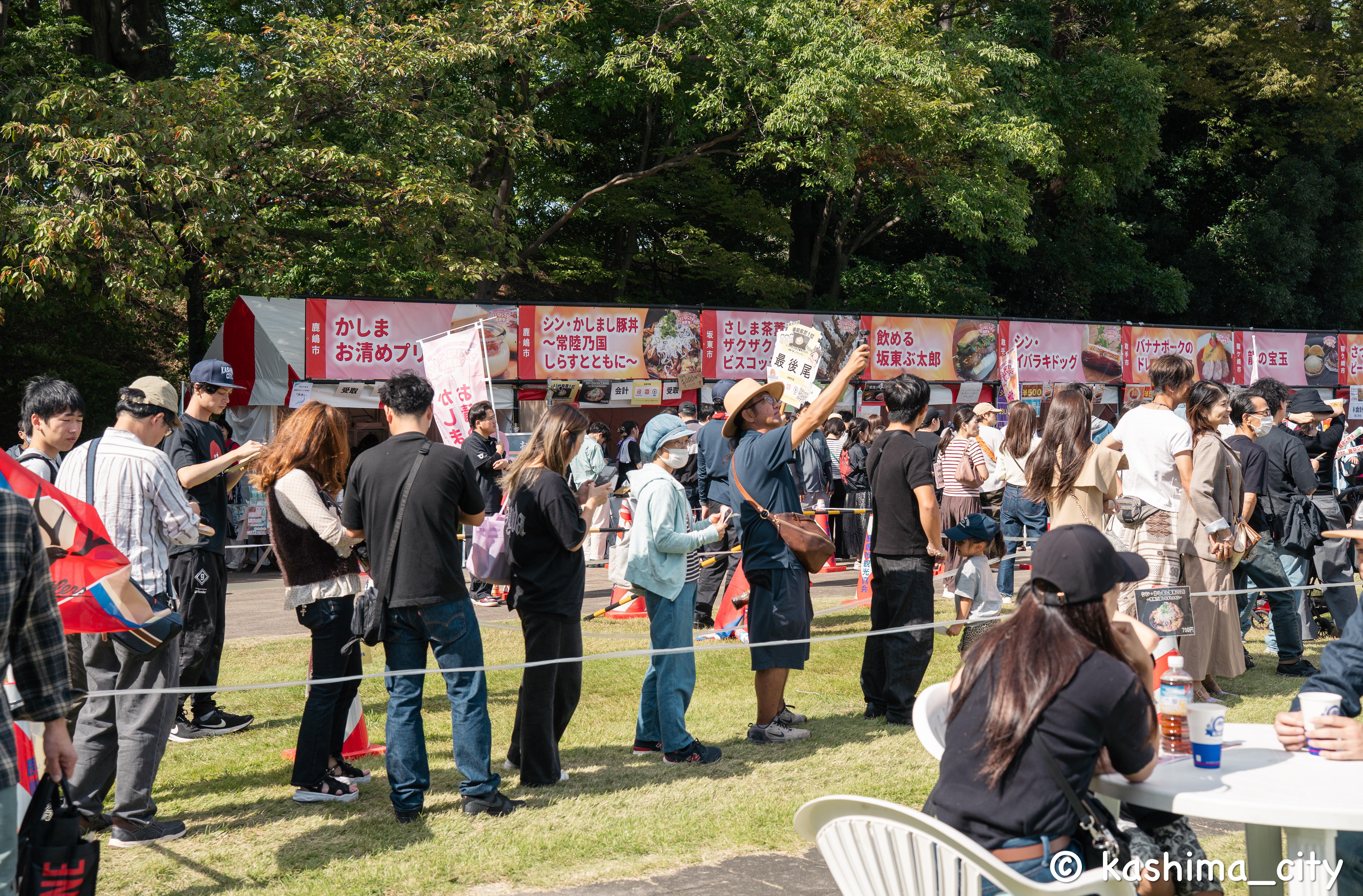 鹿嶋市の出展ブースに並ぶ人たち