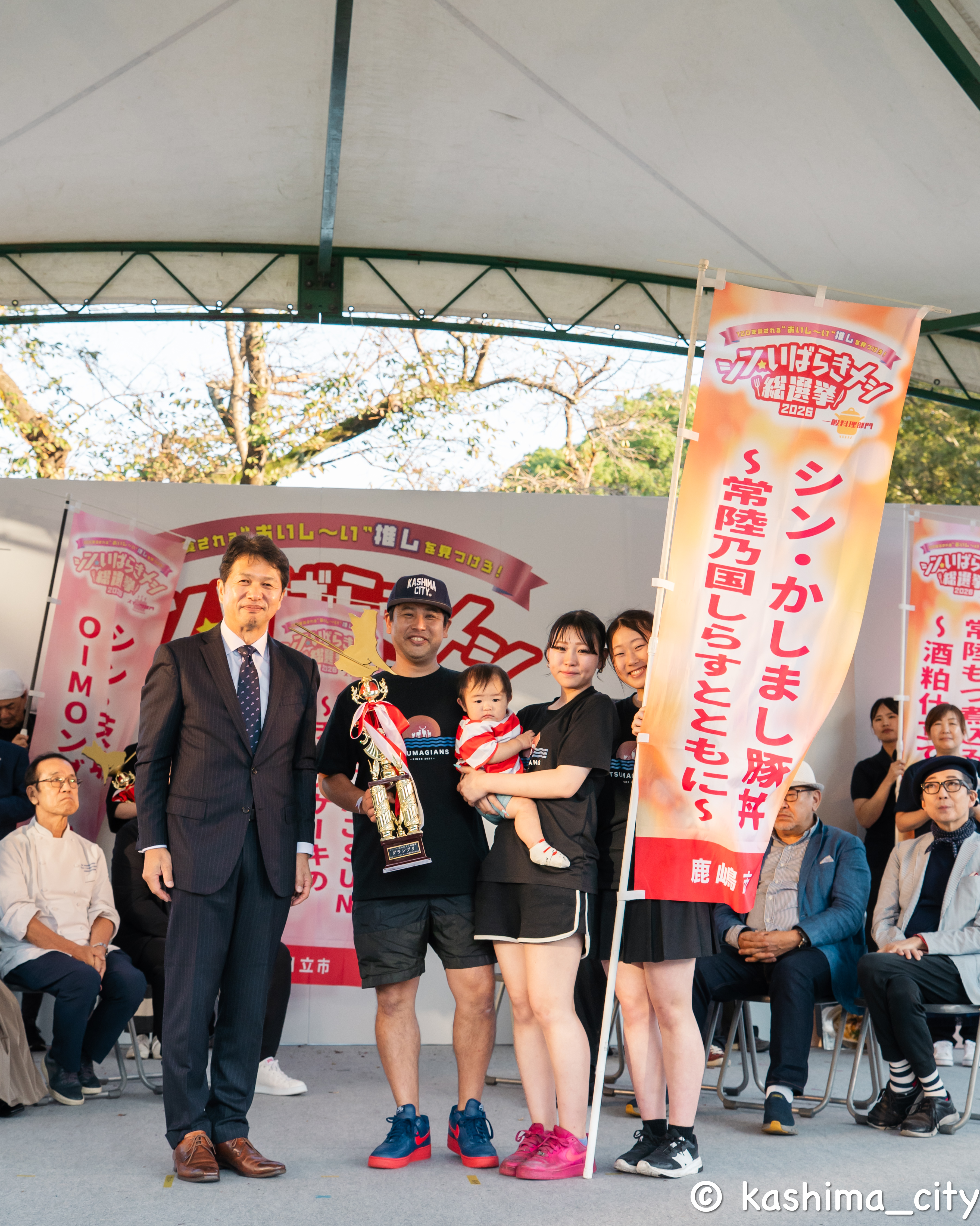 大井川知事からトロフィーを手渡されるツマギアンズの皆さん