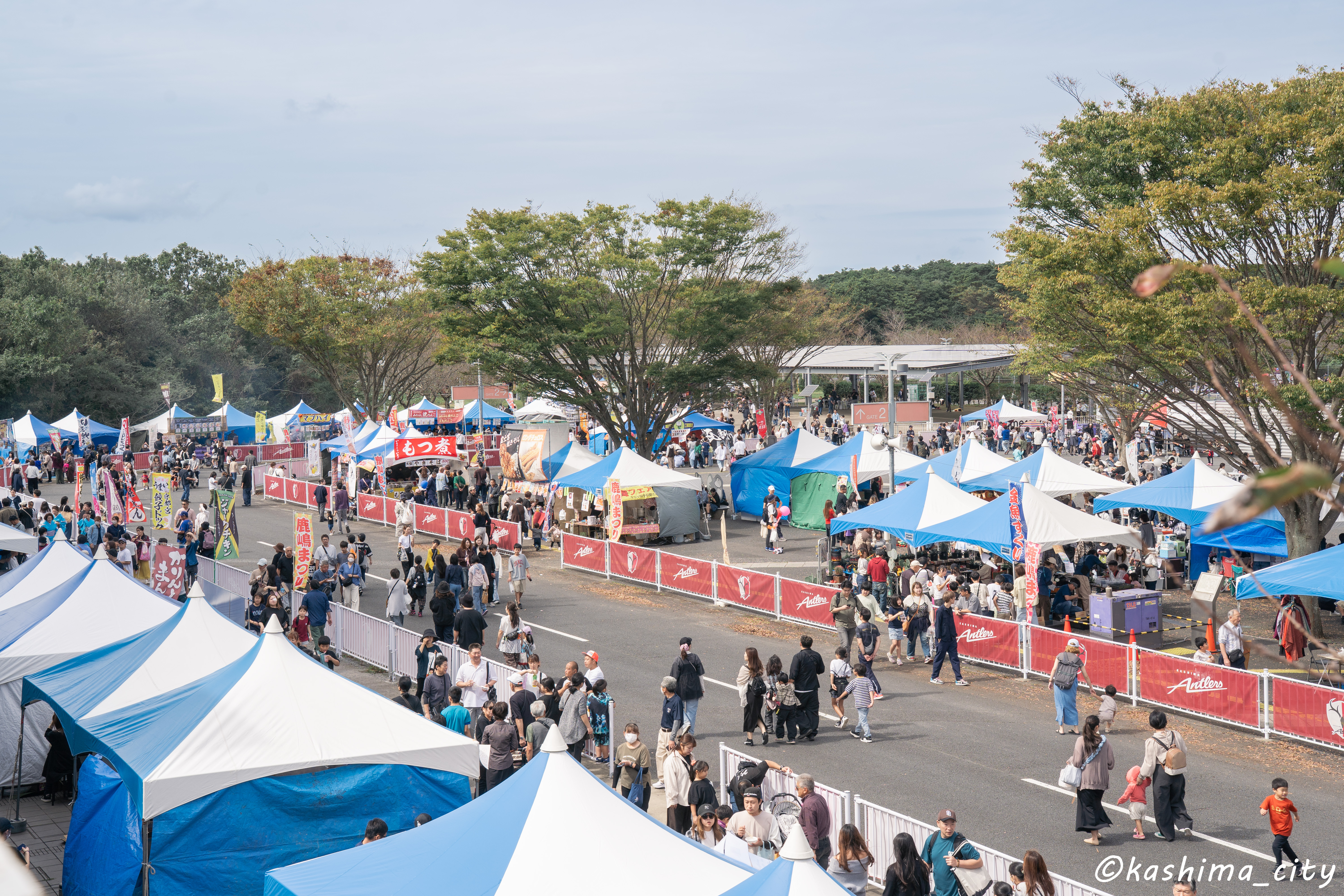 大勢の方で賑わうメルカリスタジアム周辺