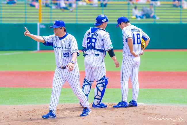 作戦を練るバッテリーと監督