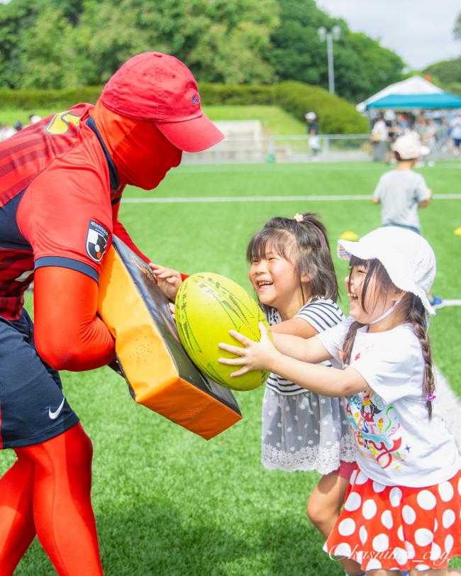 タイツマンにタックルする女の子