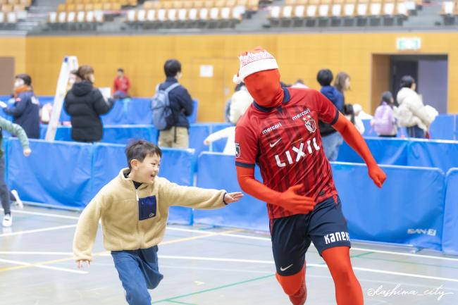 赤タイツマンと鬼ごっこ