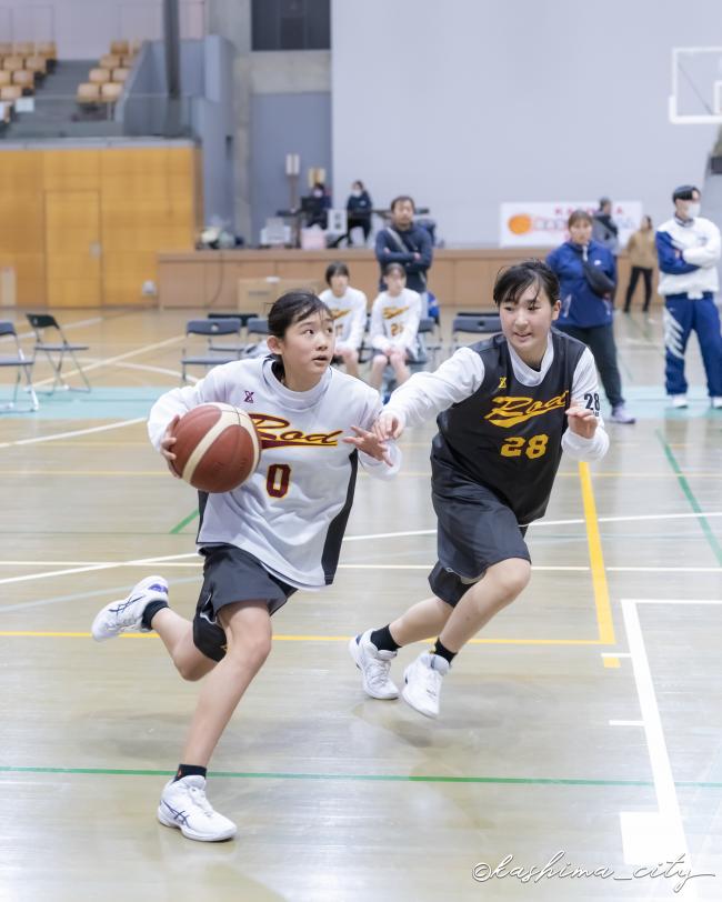 ドリブルする女子選手