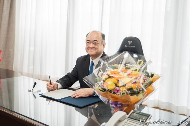初登庁し、初決裁を行う田口市長