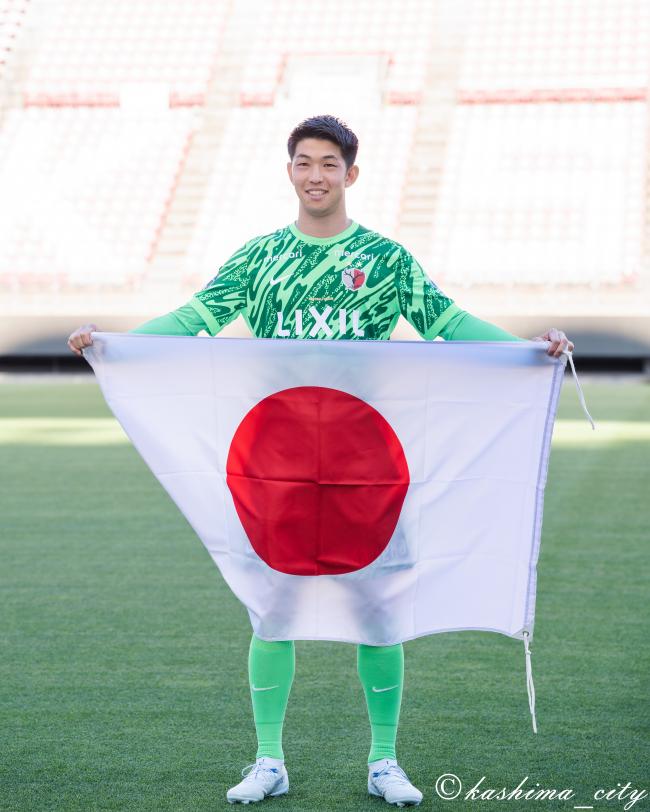 日の丸国旗を持つ早川選手
