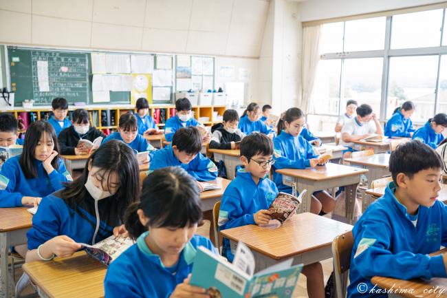 朝の読書タイムに取り組む児童たち